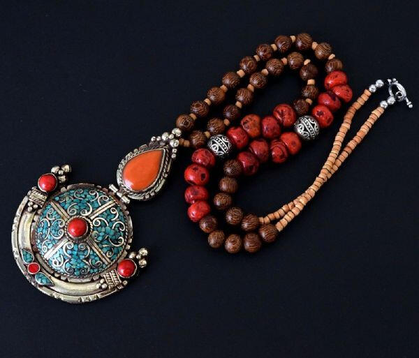 Pendant necklace with coral & wood beards